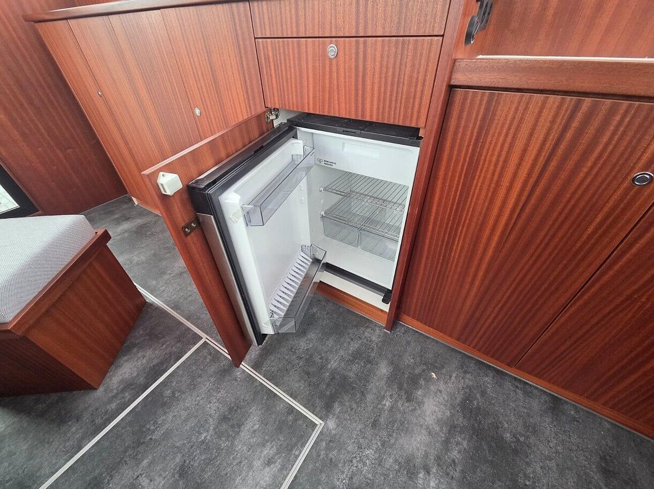 Siemer Aluminium Cruiser BM40 Sedan Halbgleiter Kühlschrank