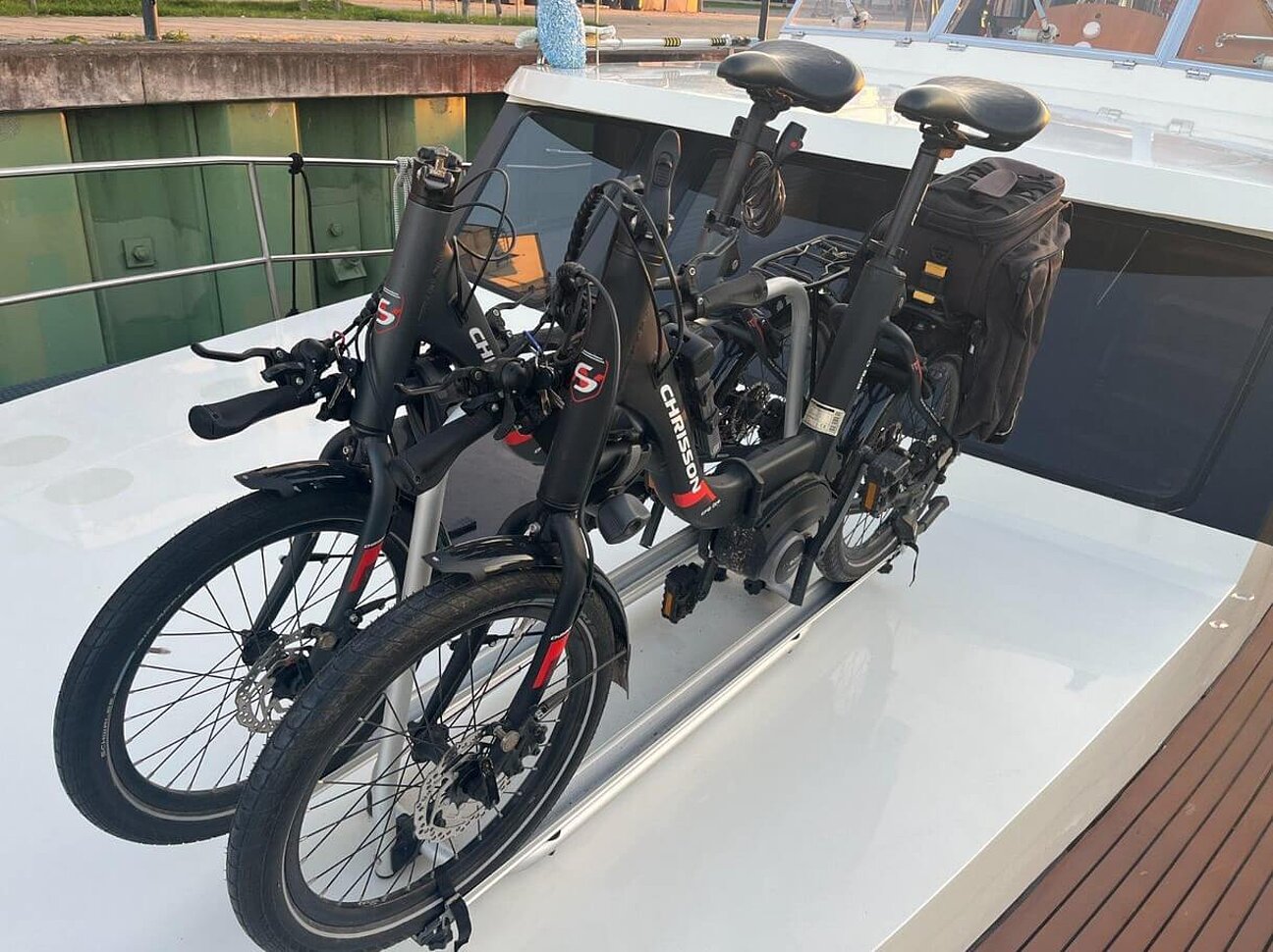 Motoryacht Siemer 42 AC Außenaufnahme E-Bikes