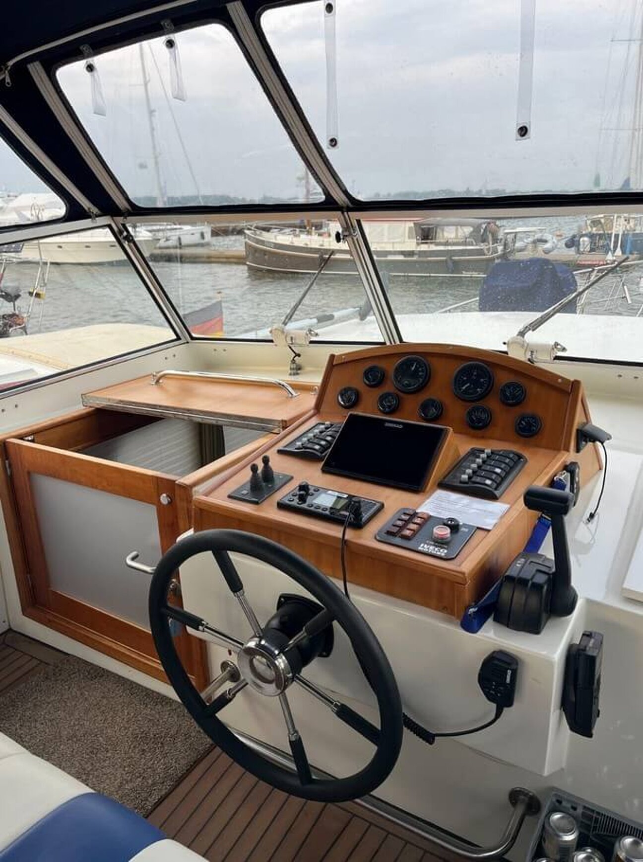 Motoryacht Siemer 42 AC Außenaufnahme Steuer